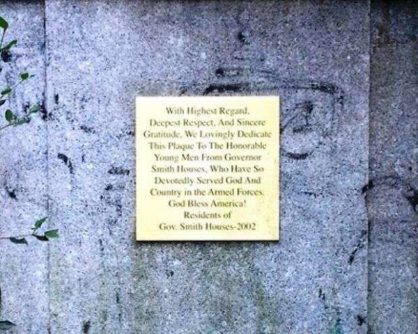 GOVERNOR SMITH HOUSES ARMED FORCES MEMORIAL PLAQUE