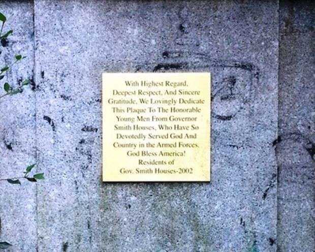 GOVERNOR SMITH HOUSES ARMED FORCES MEMORIAL PLAQUE