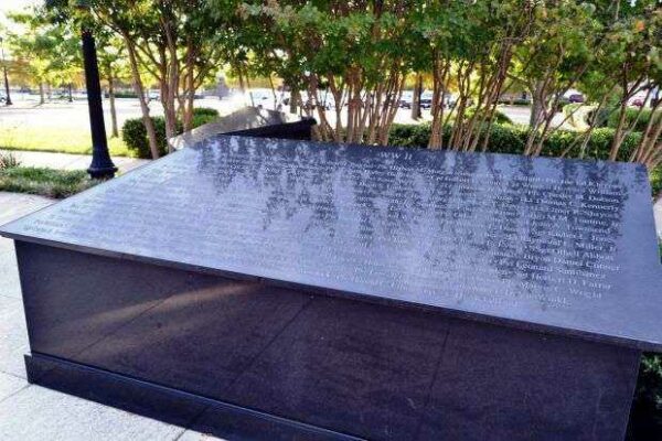 POOL OF TEARS VETERANS MEMORIAL HONOR ROLL STONE C