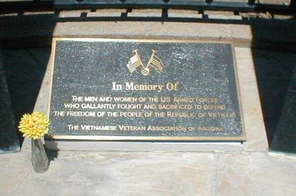 VIETNAMESE VETERANS MEMORIAL TO US ARMED FORCES PLAQUE