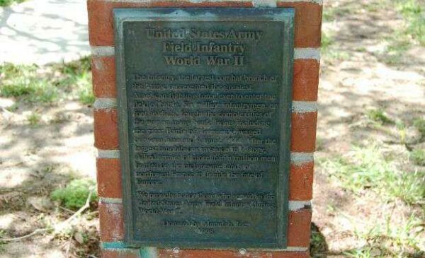 UNITED STATES FIELD INFANTRY WORLD WAR II MEMORIAL PLAQUE