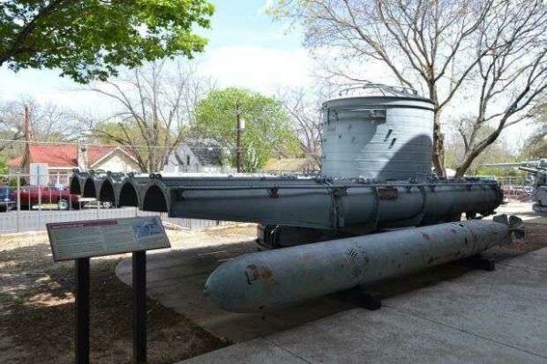 DESTROYER USS FOOTE (DD-511) MEMORIAL TORPEDO TUBE AND TORPEDO