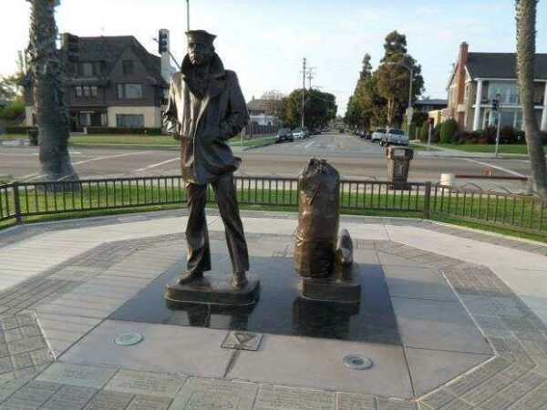 LONG BEACH THE LONE SAILOR MEMORIAL