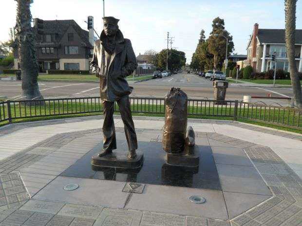 LONG BEACH THE LONE SAILOR MEMORIAL