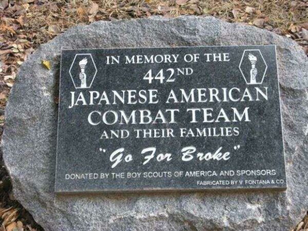 IN MEMORY OF THE 442ND JAPANESE AMERICAN COMBAT TEAM MEMORIAL PLAQUE