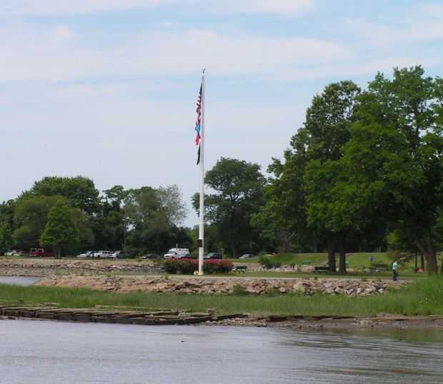 GENERAL THOMAS HOLCOMB MEMORIAL FLAGPOLE