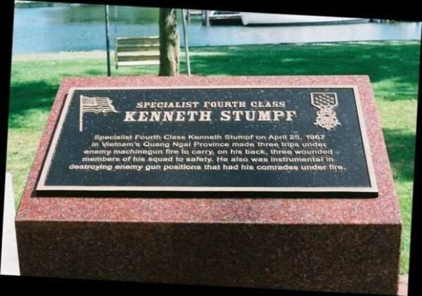SPECIALIST FOURTH CLASS KENNETH STUMPF MEDAL OF HONOR MEMORIAL PLAQUE