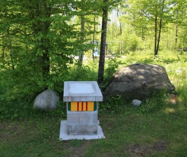 PARK FALLS VIETNAM VETERANS COMMEMORATIVE TRAIL 1971 MEMORIAL