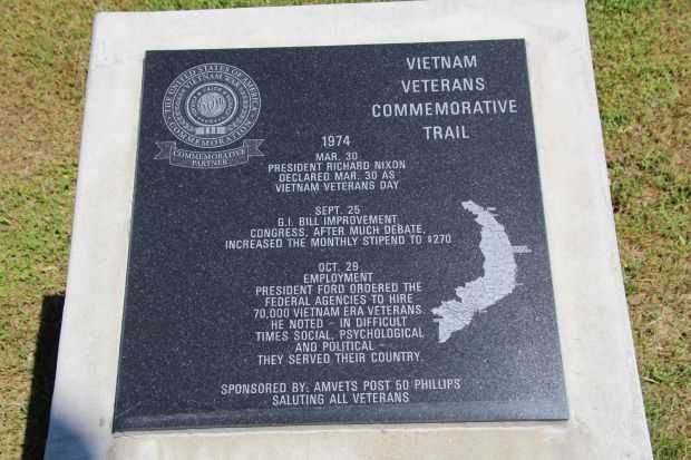 FIFIELD VIETNAM VETERANS COMMEMORATIVE TRAIL 1974 MEMORIAL PLAQUE