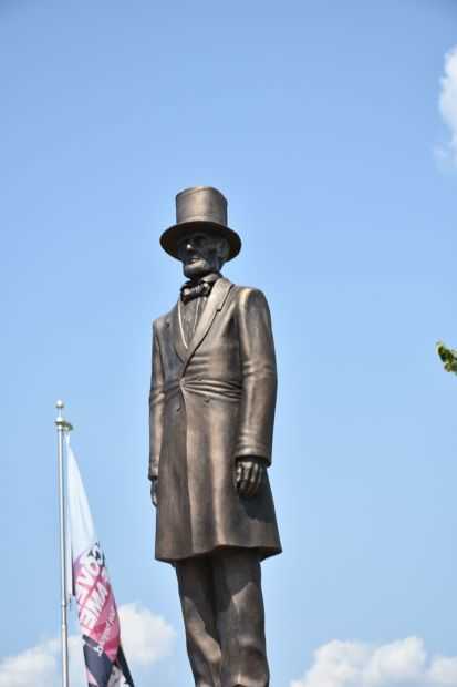ABRAHAM LINCOLN 1809-1865 MEMORIAL STATUE
