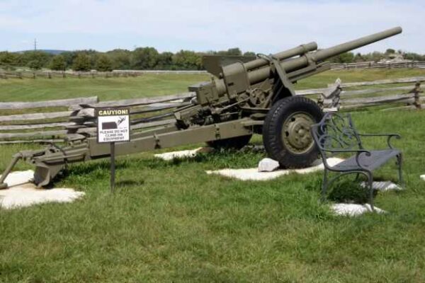 THE ARMY INTRODUCES A HEAVYWEIGHT GUN MEMORIAL