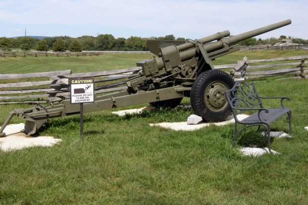 THE ARMY INTRODUCES A HEAVYWEIGHT GUN MEMORIAL