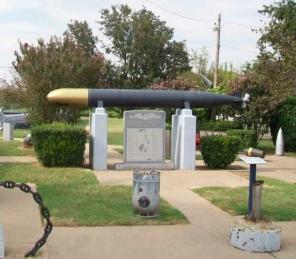 MEMORIAL U.S.S. SHARK (SS174) TORPEDO