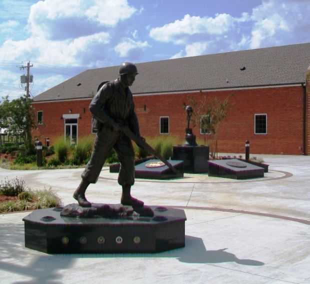 COLLINSVILLE USMC WWII RIFLEMAN MEMORIAL STATUE