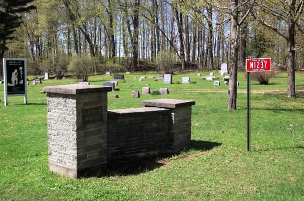 GARDEN OF MEMORY MEMORIAL GATE RIGHT SIDE