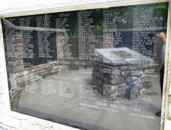 WILLIAMSTOWN WAR VETERANS MEMORIAL PLAQUE G