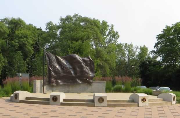 WAUKEGAN BRONZ FLAG MEMORIAL