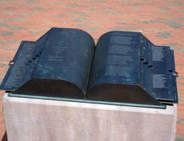 UNIVERSITY OF NORTH CAROLINA LIST OF NAMES MEMORIAL