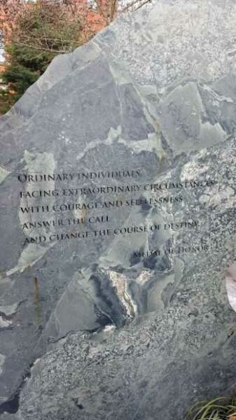 UNIVERSITY OF WASHINGTON MEDAL OF HONOR MEMORIAL STONE B