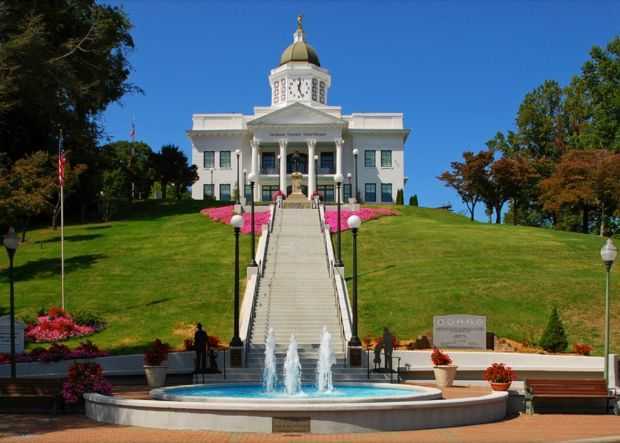 JACDKSON COUNTY WORLD WARS MEMORIAL FOUNTAIN