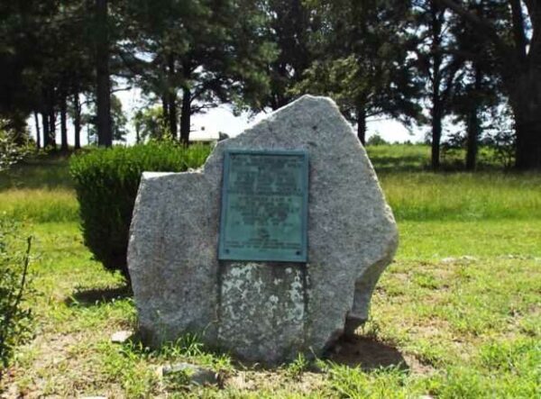 THOMAS HOLLIDAY WAR MEMORIAL