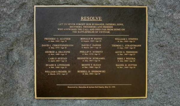 EASTMAN PARK VIETNAM WAR DEAD HONOR ROLL MEMORIAL PLAQUE