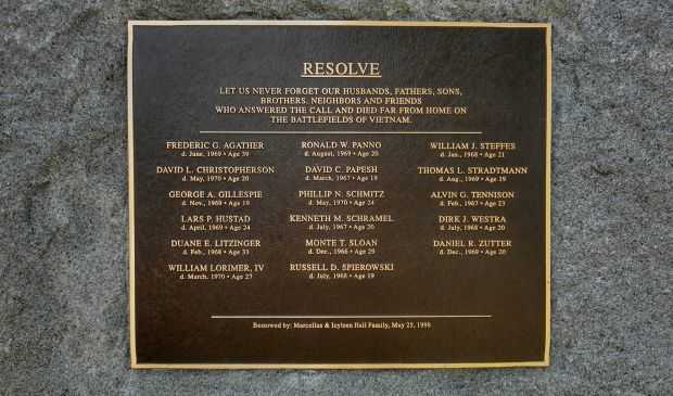 EASTMAN PARK VIETNAM WAR DEAD HONOR ROLL MEMORIAL PLAQUE