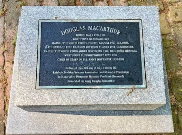 DOUGLAS MACARTHUR WAR MEMORIAL PLAQUE