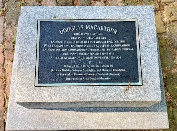 DOUGLAS MACARTHUR WAR MEMORIAL PLAQUE