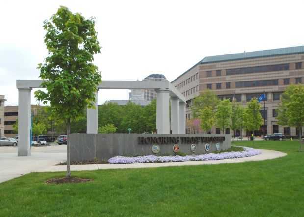 CONNECTICUT STATE VETERANS MEMORIAL ENTRANCE STONE