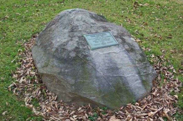 THIS BOULDER WAR MEMORIAL