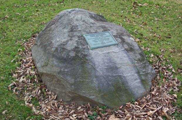 THIS BOULDER WAR MEMORIAL