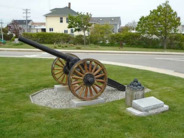 WILLIAM P. RICHARDSON WAR MEMORIAL CANNON