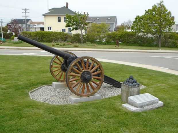 WILLIAM P. RICHARDSON WAR MEMORIAL CANNON