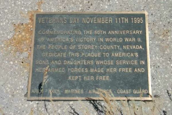 VETERANS DAY NOVEMBER 11TH 1995 WAR MEMORIAL PLAQUE