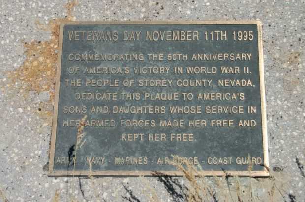 VETERANS DAY NOVEMBER 11TH 1995 WAR MEMORIAL PLAQUE