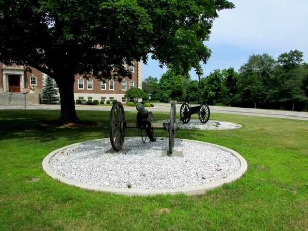 MODEL 1841 6-POUNDER FIELD CANNONS WAR MEMORIAL