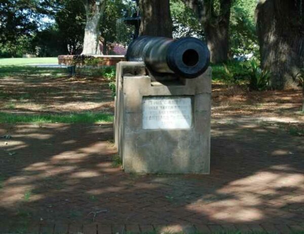 THIS CANNON WAR MEMORIAL