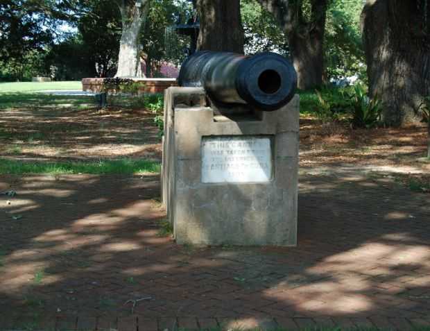 THIS CANNON WAR MEMORIAL