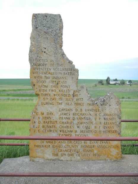 IN MEMORY OF THE SEVENTEEN VOLUNTEERS WAR MEMORIAL