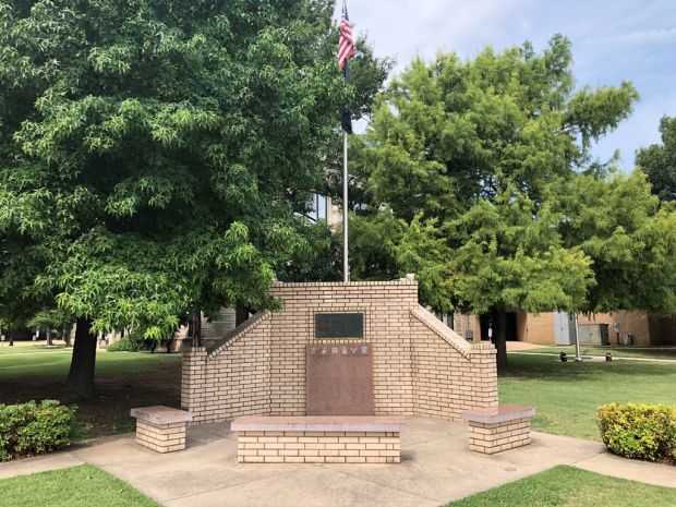 GARVIN COUNTY WAR VETERANS MEMORIAL