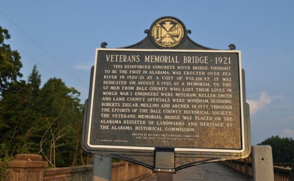 VETERANS MEMORIAL BRIDGE-1921 WAR MEMORIAL MARKER