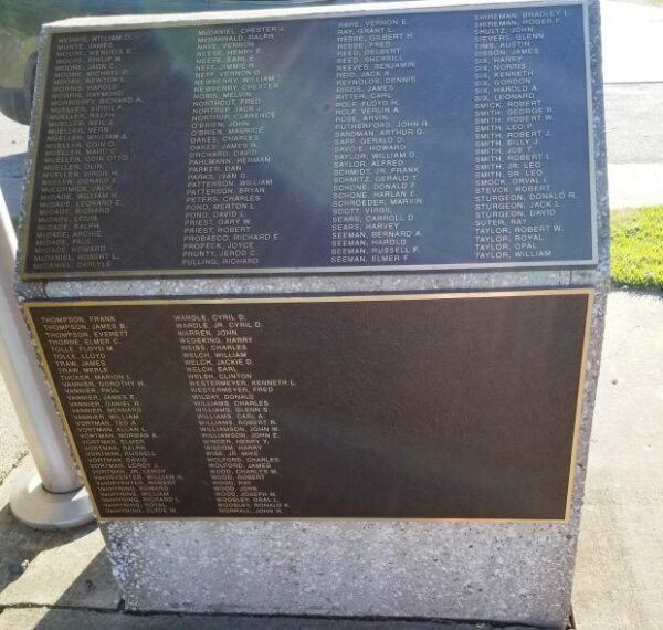 BLUFFS WAR VETERANS MEMORIAL PLAQUE E