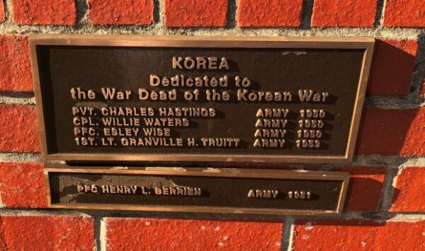 BERLIN WAR VETERANS MEMORIAL PLAQUE B