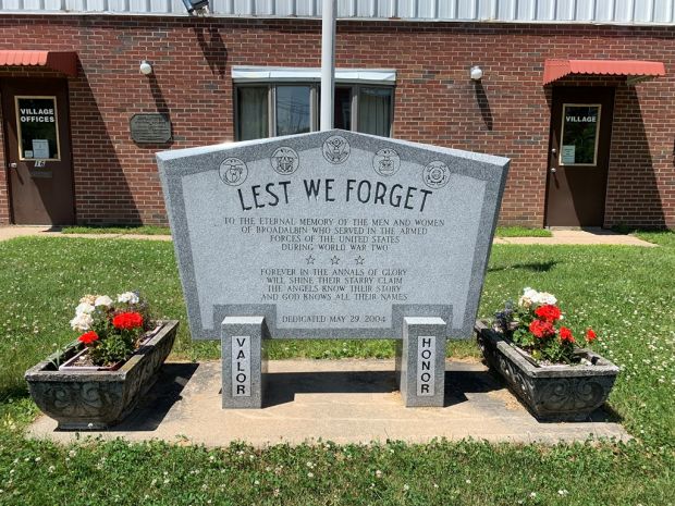 BROADALBIN LEST WE FORGET WAR MEMORIAL FRONT
