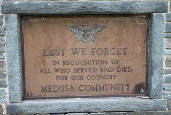 MEDUSA COMMUNITY LEST WE FORGET WAR MEMORIAL PLAQUE