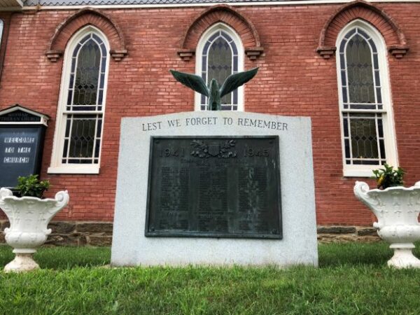 LEST WE FORGET TO REMEMBER WORLD WARS HONOR ROLL MEMORIAL