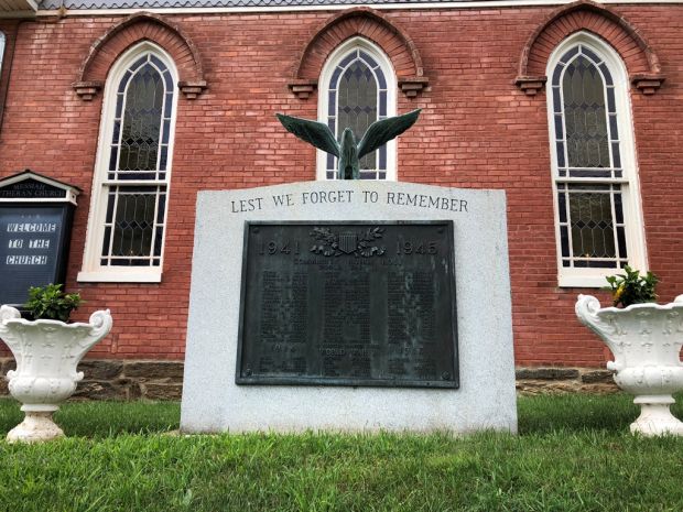 LEST WE FORGET TO REMEMBER WORLD WARS HONOR ROLL MEMORIAL