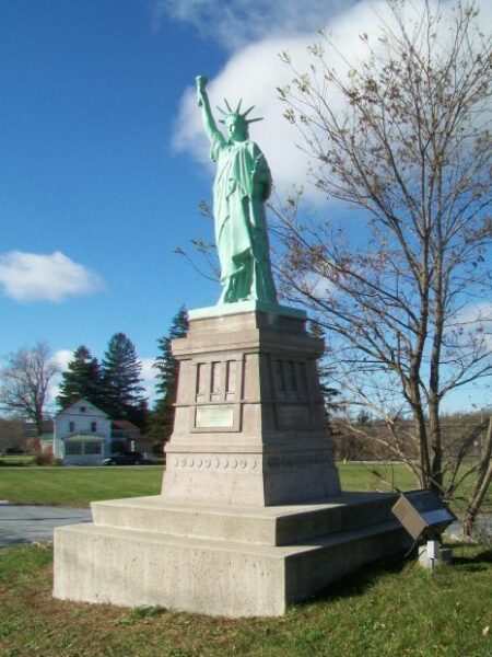 PHILADELPHIA, NY REPLICA OF THE STATUE OF LIBERTY MEMORIAL