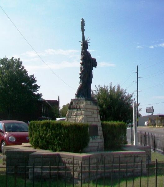 TULSA REPLICA OF THE STATUE OF LIBERTY MEMORIAL